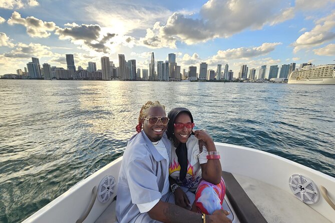 2 hrs Miami Private Boat Tour with Cooler, Ice, Bluetooth Stereo - Star Island and the Famous Homes Route