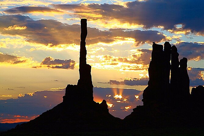 3.0 Hours of Monument Valley's Sunrise or Sunset 4×4 Tour - The Mitten Buttes from changing angles