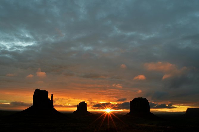 3.0 Hours of Monument Valley's Sunrise or Sunset 4×4 Tour - Totem Pole and Yei Bi Chei