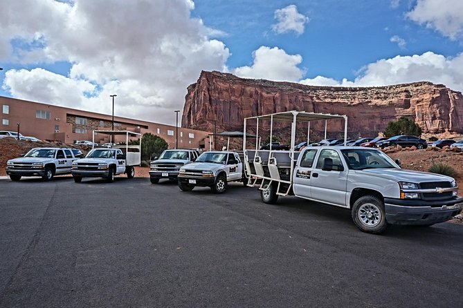3.0 Hours of Monument Valley's Sunrise or Sunset 4×4 Tour - Meeting at The View Hotel before sunrise or sunset