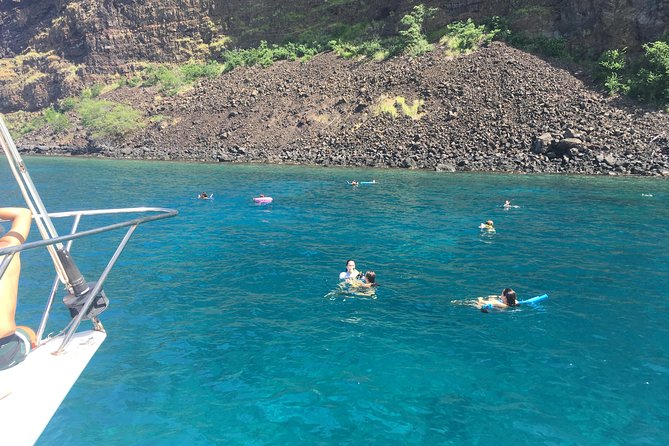 Afternoon Sail & Snorkel to the Captain Cook Monument - The Kona coast from the water
