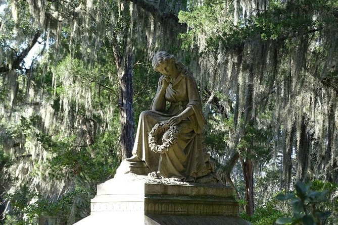 Bonaventure Cemetery Walking Tour with Transportation - Why Bonaventure Cemetery deserves a full visit