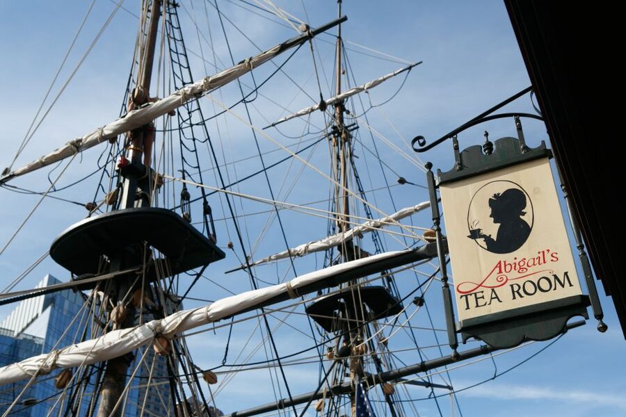Boston: Boston Tea Party Ships and Museum Interactive Tour - The meeting house and the march to Griffin’s Wharf