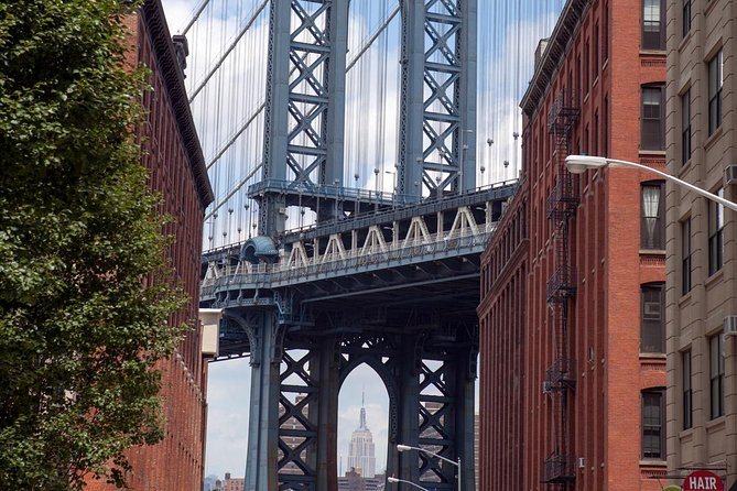 Brooklyn Bridge & DUMBO Neighborhood Tour - from Manhattan to Brooklyn - Crossing the Brooklyn Bridge with time to look up
