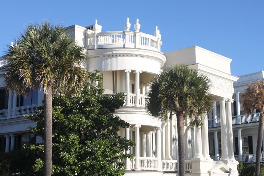 Charleston: Historic City Highlights Guided Bus Tour - The guides make or break the ride