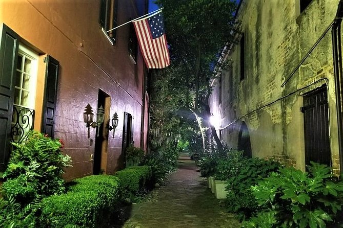 Charleston's Pleasing Terrors Night-Time Walking Ghost Tour - Why this Charleston ghost walk works