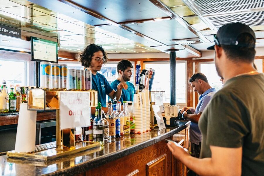 Chicago: 1.5-Hour Lake and River Architecture Cruise - Why the guides receive so much praise