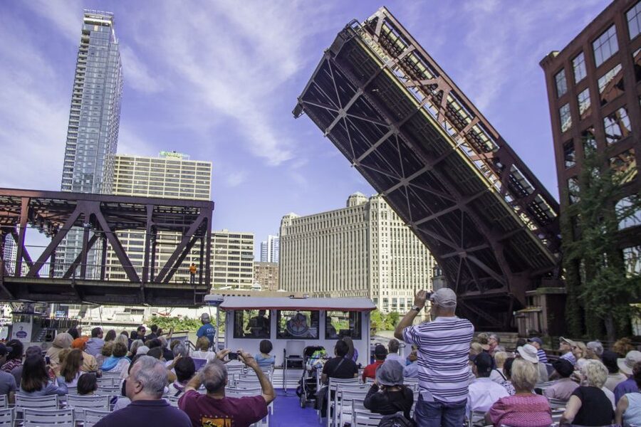 Chicago: 45-Minute Family-Friendly Architecture River Cruise - Finding the dock near the Wrigley Building