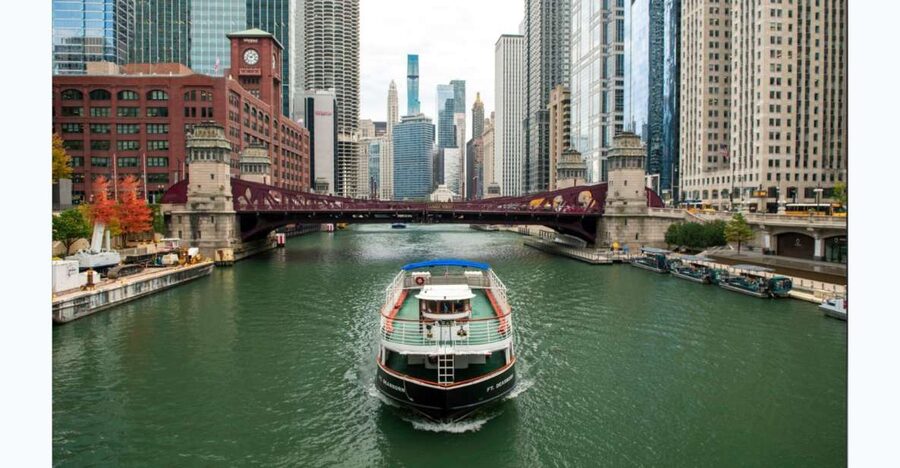 Chicago: Architecture Boat Tour with Drinks - The Guide Is the Main Attraction