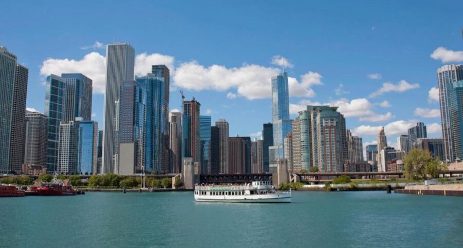 Chicago: Architecture Center Cruise on Chicago's First Lady - Following the main channel and the city’s architectural canyon