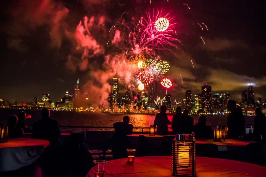 Chicago: Fireworks Cruise with Lake or River Viewing Options - Starting inland at Wolf Point