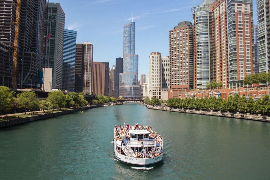 Chicago River: 1.5-Hour Guided Architecture Cruise - Starting at Michigan Avenue and the main branch