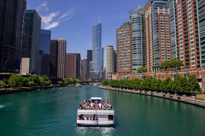 Chicago River 45-Minute Architecture Tour from Magnificent Mile - Choosing between the top deck and the lower lounge
