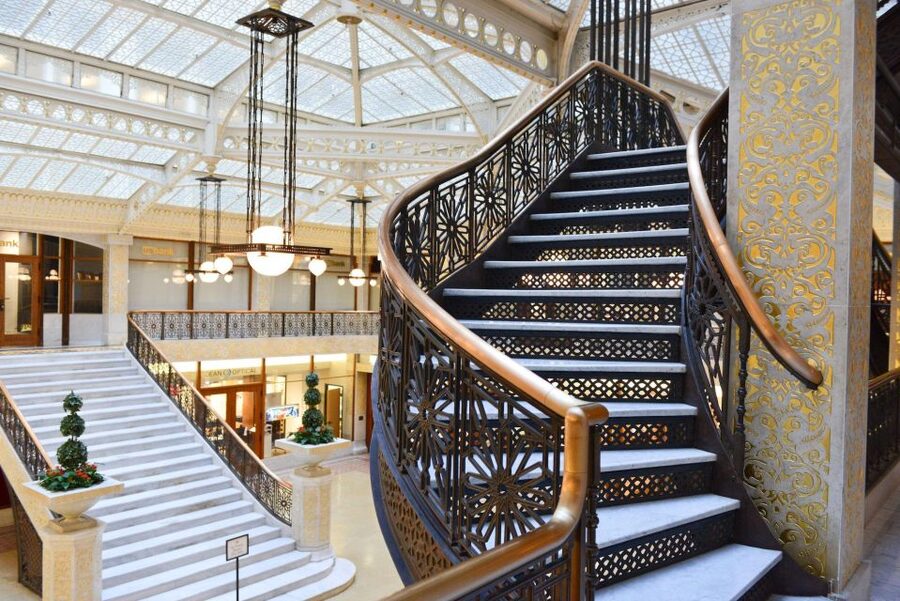 Chicago: Secret Interiors Architecture Walking Tour - Field Building and the Logic of Office Design