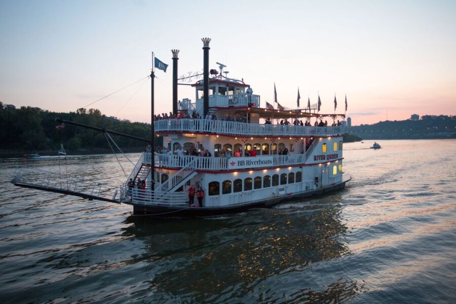 Cincinnati: Ohio River Cruise with Buffet Dinner - Weekday menus: brisket, chicken piccata, and comfort food