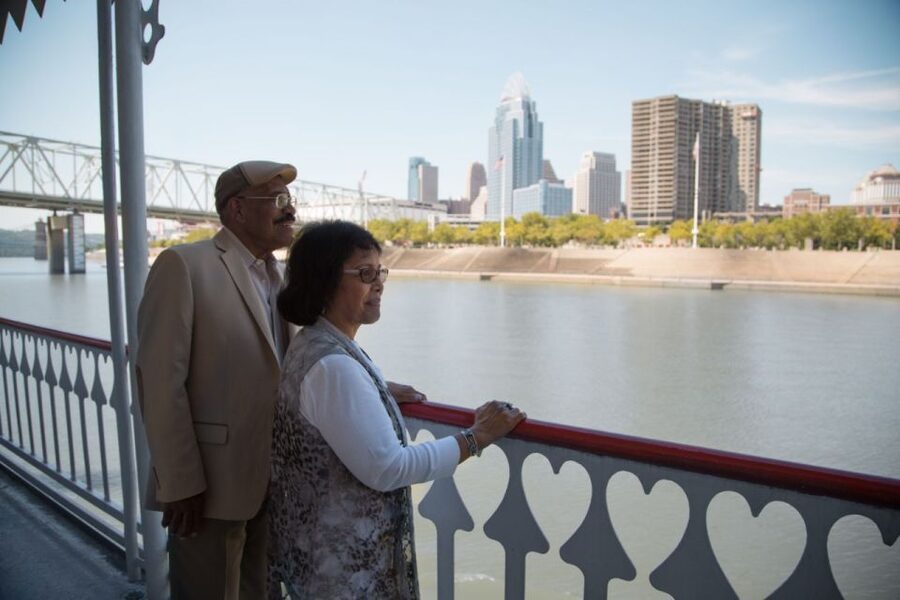 Cincinnati: Ohio River Cruise with Buffet Dinner - Sunday Family Dinner Cruise: familiar food for mixed ages