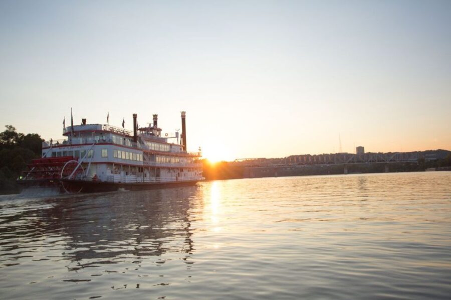 Cincinnati: Ohio River Cruise with Buffet Dinner - The first half hour: settle in and start dinner