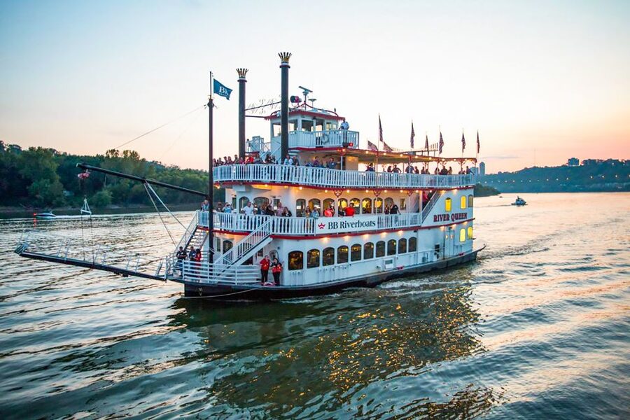 Cincinnati: Riverboat Cruise with Lunch and Entertainment - What appears on the lunch buffet