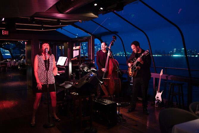 City Cruises New York: Bateaux Premier Dinner Cruise - Brooklyn Bridge, Manhattan Bridge, and the East River turn