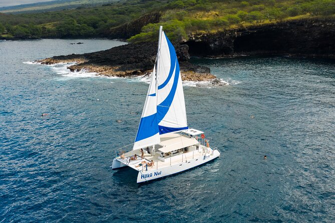 Deluxe Sail & Snorkel to the Captain Cook Monument - Stop one: Red Hill and its underwater lava