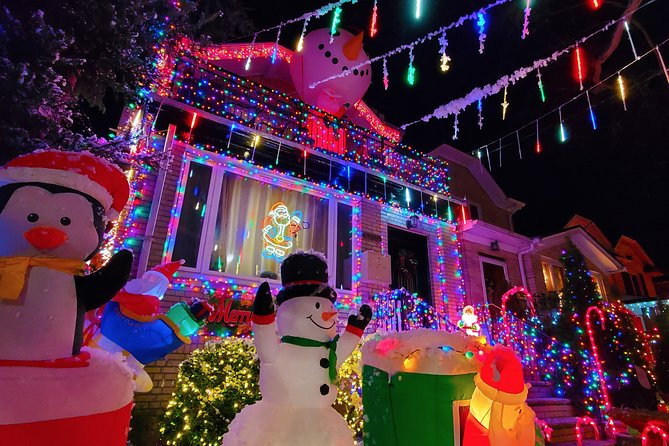 Dyker Heights Christmas Lights Guided Tour - The Brooklyn Bridge and Manhattan skyline photo stop