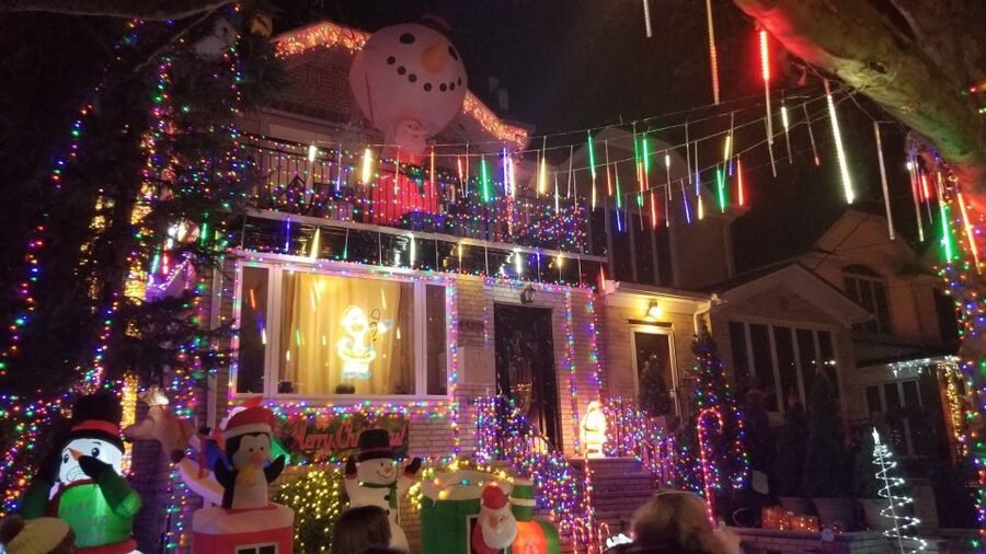 From Manhattan: 4-Hour Brooklyn Christmas Magic Tour - Dyker Heights: one hour among the decorated homes