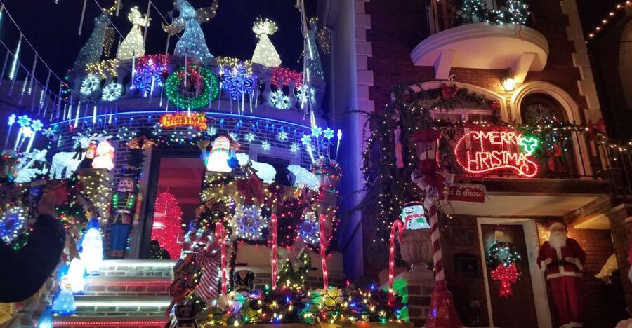 From Manhattan: 4-Hour Brooklyn Christmas Magic Tour - Dumbo and the short Brooklyn Bridge photo stop