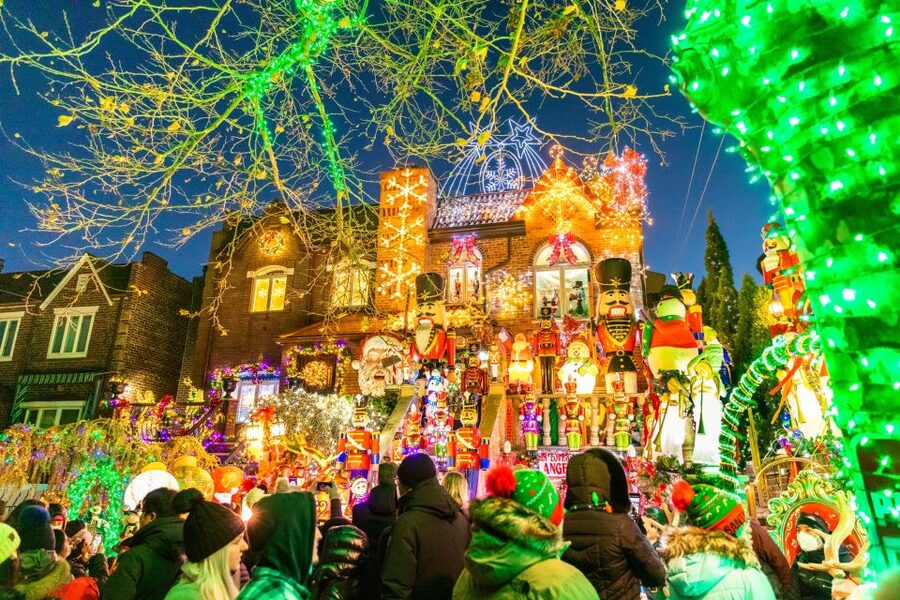 From Manhattan: 4-Hour Dyker Heights Holiday Lights Bus Tour - Why Dyker Heights works as a Christmas outing