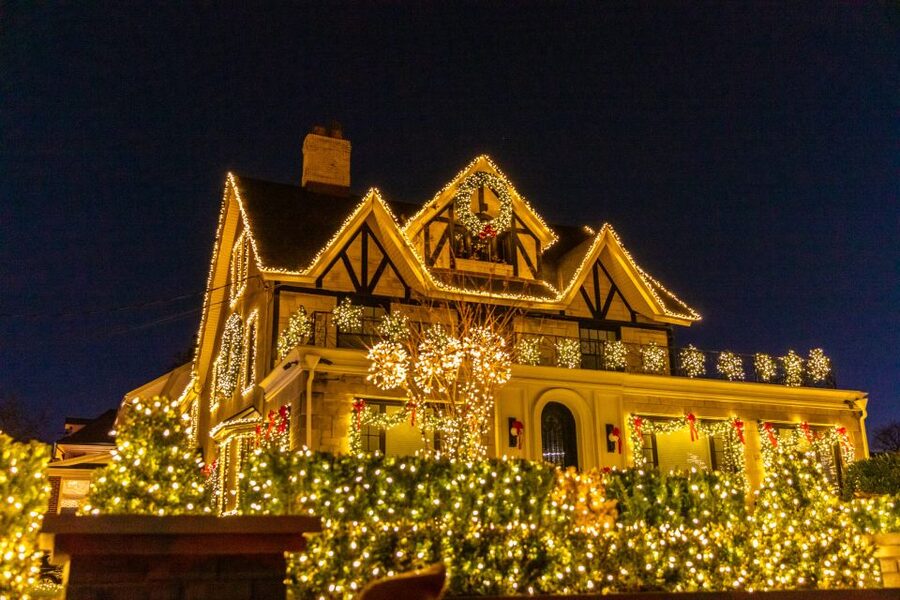 From Manhattan: 4-Hour Dyker Heights Holiday Lights Bus Tour - The first hour: Manhattan to Brooklyn by bus
