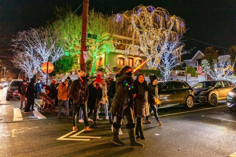 From Manhattan: 4-Hour Dyker Heights Holiday Lights Bus Tour - The guides make more difference than you might expect