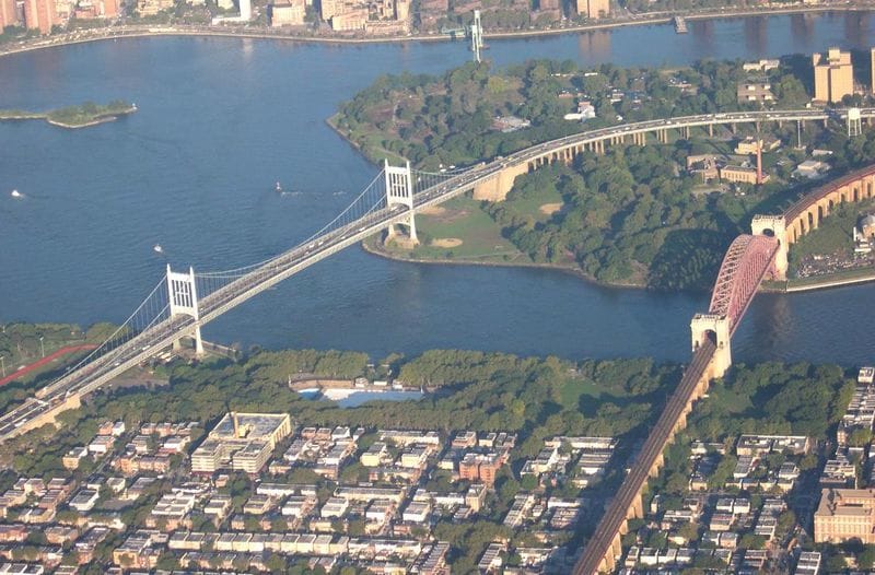 From Manhattan: 5-Hour Bronx, Queens, and Brooklyn Bus Tour - Brooklyn’s Orthodox Jewish quarter and Williamsburg