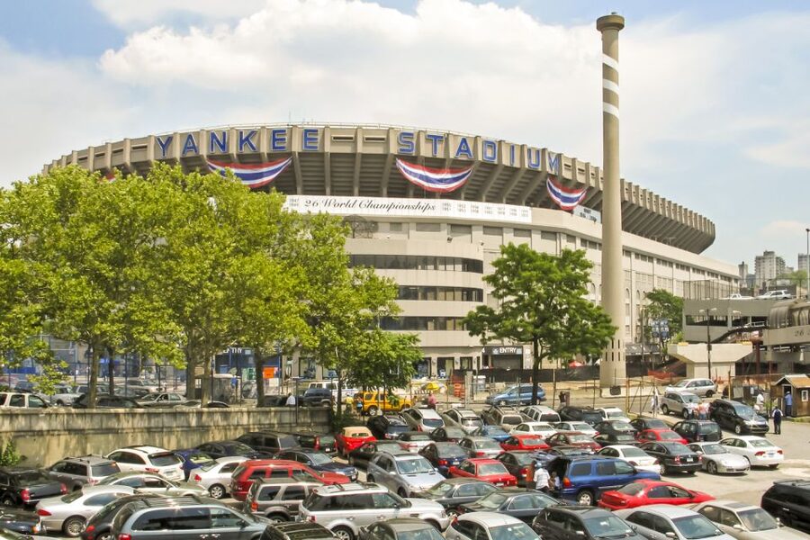 From Manhattan: Bronx, Queens and Brooklyn Half-Day Tour - What the minibus format does well