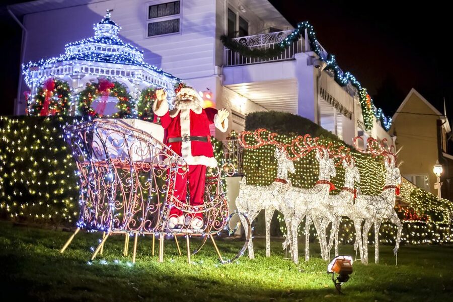 From Manhattan: Dyker Heights Lights & Skyline Tour - Should you book the Dyker Heights lights tour?