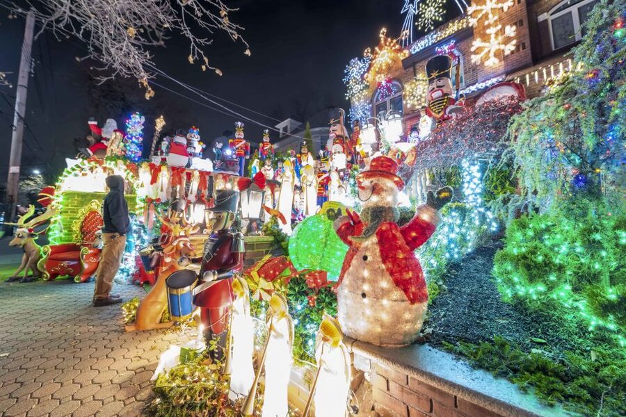 From Manhattan: Dyker Heights Lights & Skyline Tour - What the guides add to the evening