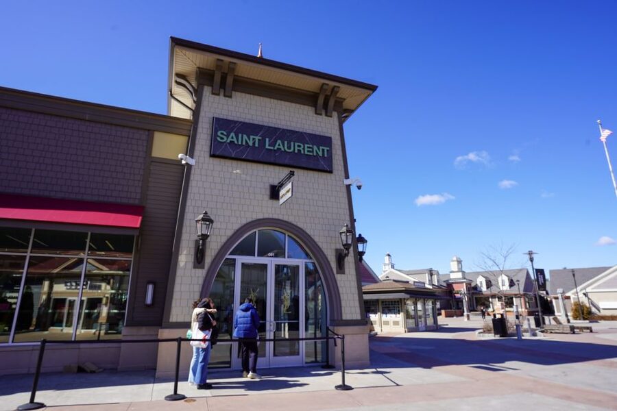 From NYC: Woodbury Common Premium Outlets Shopping Tour - Arriving before the stores open