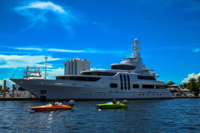 Ft. Lauderdale Mini Powerboat Rental. Canal, Yacht, Mansion Tour - Learning the mini powerboat controls