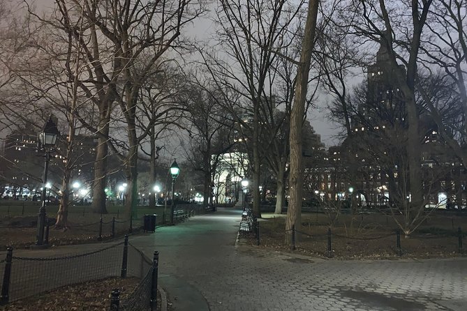 Gangsters and Ghosts Tour New York City - The pace, group size, and outdoor setting