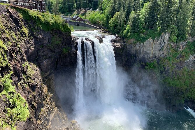 Guided forest hike to Seattle waterfalls incl. Snoqualmie Falls - Walking to Twin Falls through old-growth forest