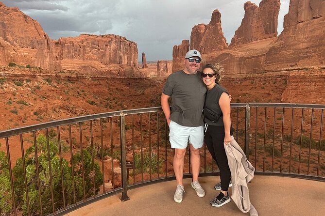 HIGHLY RATED Arches National Park Sightseeing Tour From Moab Utah - Balanced Rock and the useful 15-minute walk