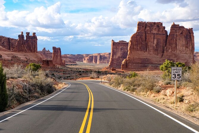 HIGHLY RATED Arches National Park Sightseeing Tour From Moab Utah - Panorama Point and the wider Moab view