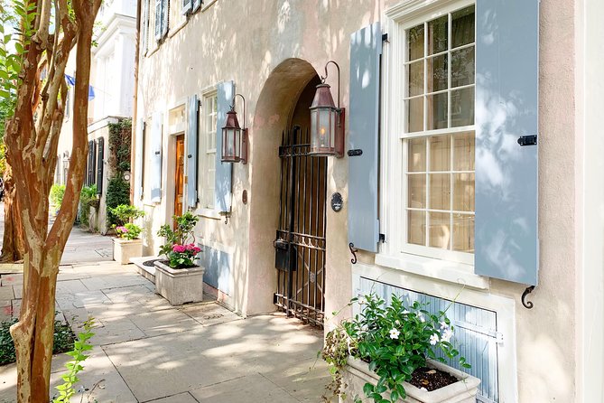 Historic Charleston Guided Sightseeing Walking Tour - What the guides add to the experience