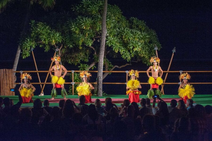 Kailua-Kona: Voyagers of the Pacific Luau with Buffet Dinner - From Hawaiian song to Polynesian dance