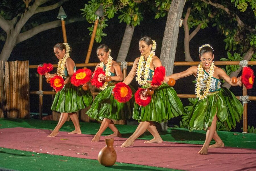 Kailua-Kona: Voyagers of the Pacific Luau with Buffet Dinner - Family appeal and the size of the event