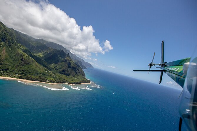 Kauai Deluxe Waterfall Safari: Helicopter Tour - What the pilot adds to the experience