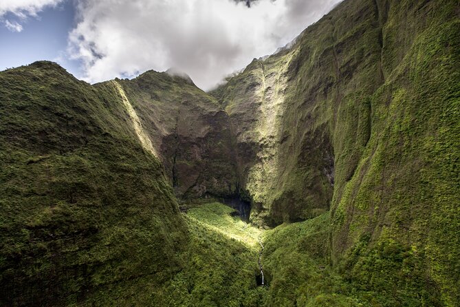 Kauai Deluxe Waterfall Safari: Helicopter Tour - The small group and window-view question
