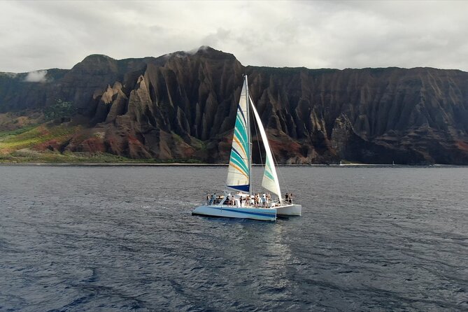 Kauai: Leila Na Pali Sunset Dinner Sail - Dinner with Hawaiian flavors