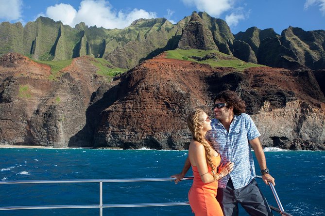 Kauai: Na Pali Sunset & Sightsee Boat Tour - Sunset, moonrise, and the return ride