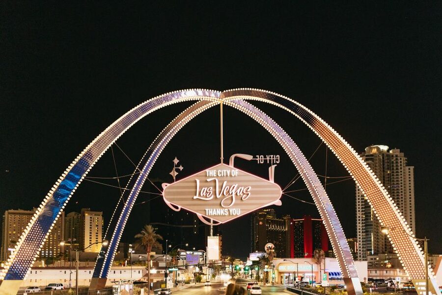 Las Vegas: Sightseeing Night Tour by Open-top Bus - The Welcome sign and the photo question