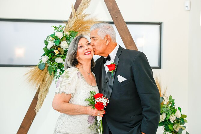 Las Vegas Wedding at The Little Vegas Chapel - What the $299 package really includes