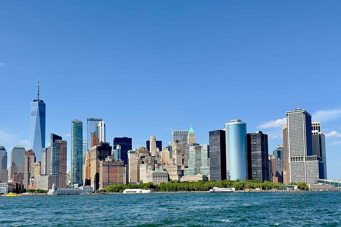 Manhattan Architecture Yacht Cruise - Chrysler Building, Roosevelt Island, and the East River skyline